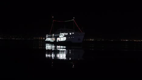 Ferry-En-La-Bahía-De-Noche