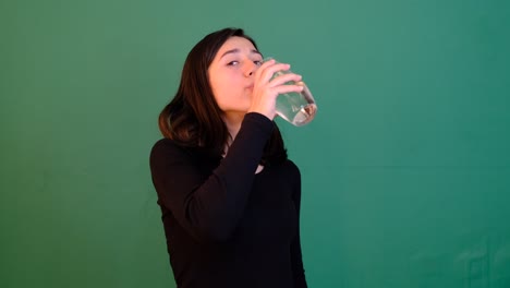 Mujer-Bebiendo-Agua