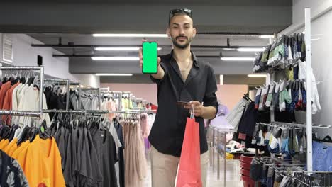 Hombre-Mostrando-Pantalla-De-Teléfono-Verde
