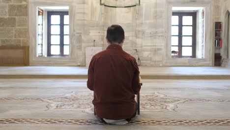 El-Hombre-Reza-En-La-Mezquita