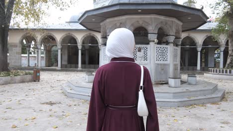 Mädchen-Besucht-Moschee