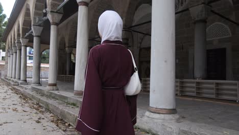 Niña-Hijabi-Visitando-Mezquita