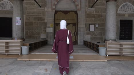 Hijabi-Mädchen-Geht-In-Die-Moschee