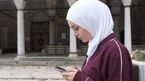 Muslimisches-Mädchen,-Das-SMS-Schreibt