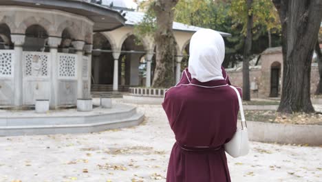 Mädchen-Besuchen-Moschee