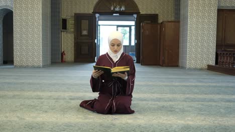 Hijabi-Frau-Betet