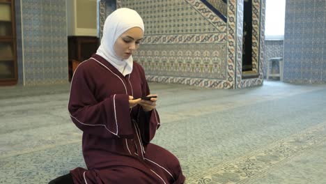 Mujer-Musulmana-Usando-La-Aplicación