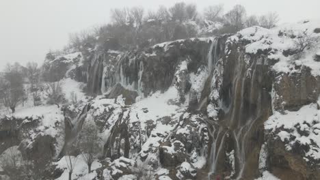 Natürlicher-Schneebedeckter-Wasserfall