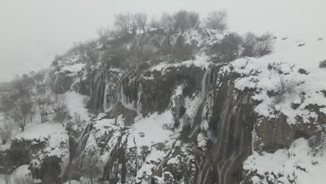 Blick-Auf-Den-Verschneiten-Wasserfall