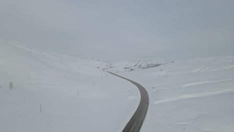 Schneebedeckte-Straße