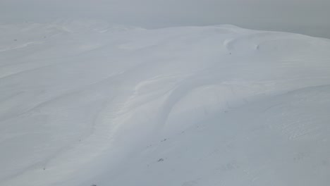 Montaña-Cubierta-De-Nieve
