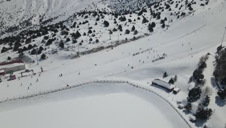Gente-Esquiando-En-La-Estación-De-Esquí