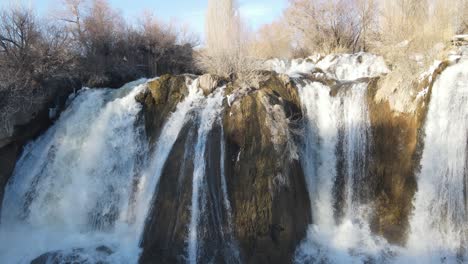Drohnenansicht-Des-Muradiye-Wasserfalls