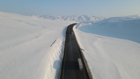 Schneebedeckte-Autobahn