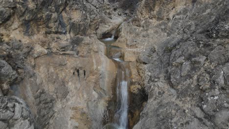 Wasserfall-Aus-Braunen-Steinen