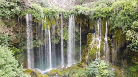 Wasserfall,-Der-Durch-Fließendes-Wasser-Entsteht