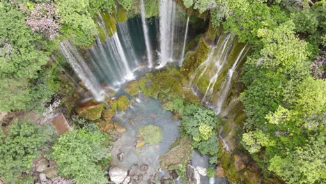 Luftaufnahme-Des-Grünen-Wasserfalls