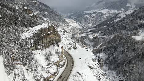 Winter-Valley-in-Road