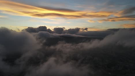 Sonnenuntergangswolken-Drohnenansicht