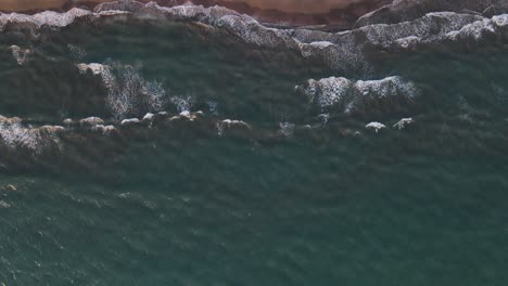 Glitzernde-Wellen,-Die-Am-Strand-Krachen