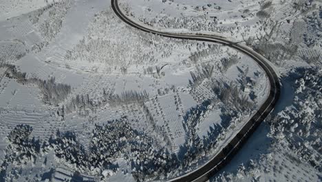 Weite-Autobahn-Mit-Verschneiten-Ebenen