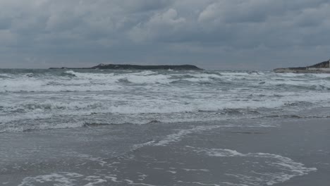 Whitecap-Wellen-An-Der-Küste