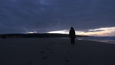 Mujer-Caminando-Playa