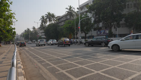 Concurrido-Cruce-De-Tráfico-En-Marine-Drive-En-Mumbai,-India,-Con-Coches,-Taxis-Y-Motos.