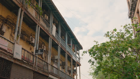 Antiguo-Edificio-Residencial-De-Estilo-Chawl-En-Mumbai,-India