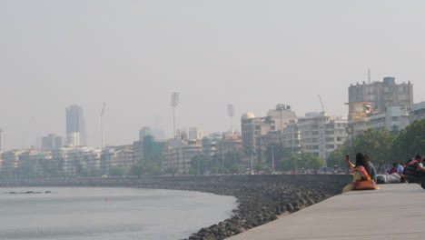 Paseo-Marítimo-Con-Gente-En-Mumbai,-India.