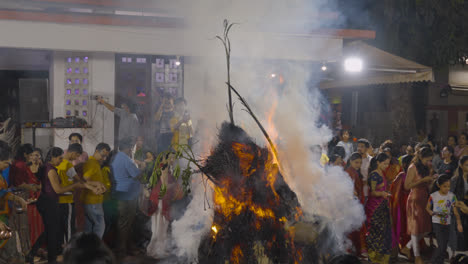 Menschen-Feiern-Das-Hinduistische-Holi-Fest-Mit-Lagerfeuer-In-Mumbai,-Indien-2