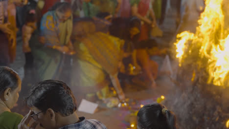 Menschen-Feiern-Das-Hinduistische-Holi-Fest-Mit-Lagerfeuer-In-Mumbai,-Indien-9