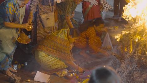 Menschen-Feiern-Das-Hinduistische-Holi-Fest-Mit-Lagerfeuer-In-Mumbai,-Indien-10