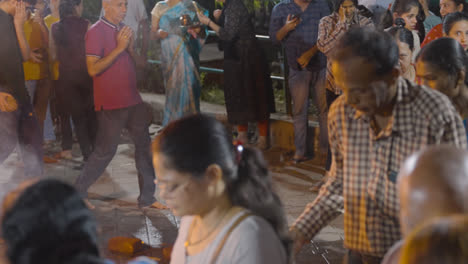Menschen-Feiern-Das-Hinduistische-Holi-Fest-Mit-Lagerfeuer-In-Mumbai,-Indien-11