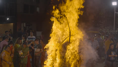 Menschen-Feiern-Das-Hinduistische-Holi-Fest-Mit-Lagerfeuer-In-Mumbai,-Indien-12