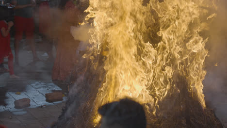 Menschen-Feiern-Das-Hinduistische-Holi-Fest-Mit-Lagerfeuer-In-Mumbai,-Indien-17