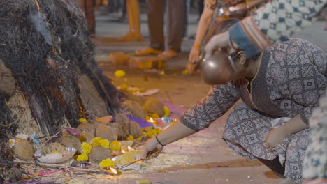 Menschen-Feiern-Das-Hinduistische-Holi-Fest-Mit-Lagerfeuer-In-Mumbai,-Indien-18