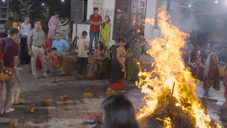 Menschen-Feiern-Das-Hinduistische-Holi-Fest-Mit-Lagerfeuer-In-Mumbai,-Indien-21