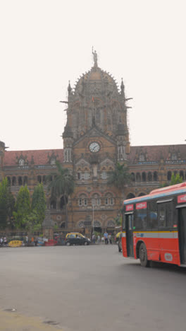 Vertikales-Video-Der-Außenseite-Des-CSMT-Bahnhofs-In-Mumbai,-Indien