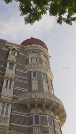 Vertikales-Video-Der-Außenseite-Des-Taj-Palace-Hotels-In-Mumbai,-Indien