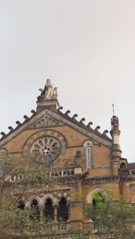 Video-Vertical-De-Arquitectura-Tradicional-Cerca-De-La-Estación-De-Tren-Csmt-En-Mumbai,-India.