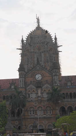 Vertikales-Video-Der-Außenseite-Des-CSMT-Bahnhofs-In-Mumbai,-Indien-2