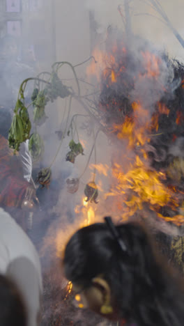 Vertikales-Video-Von-Menschen,-Die-Das-Hinduistische-Holi-Fest-Mit-Lagerfeuer-In-Mumbai,-Indien,-Feiern