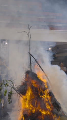 Vertikales-Video-Von-Menschen,-Die-Das-Hinduistische-Holi-Fest-Mit-Lagerfeuer-In-Mumbai,-Indien,-Feiern-1