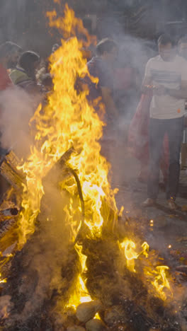 Vertikales-Video-Von-Menschen,-Die-Das-Hinduistische-Holi-Fest-Mit-Lagerfeuer-In-Mumbai,-Indien,-Feiern-3