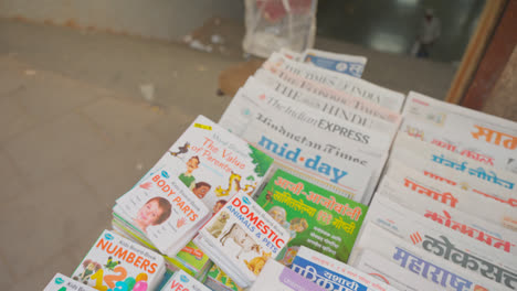 Nahaufnahme-Eines-Zeitungsstandes-In-Mumbai,-Indien