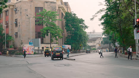Taxis-Vor-Dem-Gebäude-Der-Asiatischen-Bibliothek-In-Mumbai,-Indien