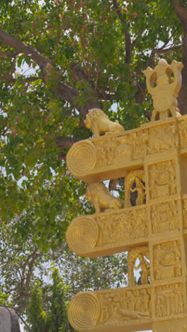 Video-Vertical-De-Una-Estatua-En-La-Playa-De-Dadar-En-Mumbai,-India.