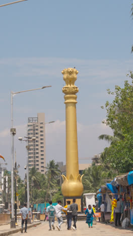 Video-Vertical-De-La-Estatua-De-Ashok-Stambh-En-La-Playa-De-Dadar-En-Mumbai,-India-1