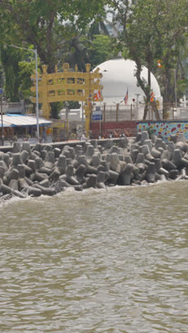 Vertical-Video-Of-Shops-And-Stalls-On-Dadar-Beach-In-Mumbai-India